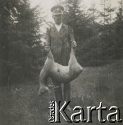 1930-1940, miejsce nieznane, Polska.
Polowanie. Mężczyzna trzyma martwe zwierzę.
Fot. NN, kolekcja rodziny Walińskich, zbiory Fundacji Ośrodka KARTA