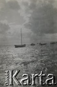 1930-1940, miejsce nieznane.
Łódki na morzu.
Fot. NN, kolekcja rodziny Walińskich, zbiory Fundacji Ośrodka KARTA