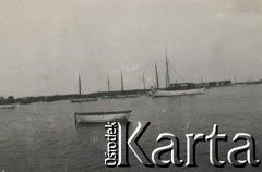 1930-1940, miejsce nieznane.
Łódki na morzu.
Fot. NN, kolekcja rodziny Walińskich, zbiory Fundacji Ośrodka KARTA