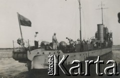 1930-1940, miejsce nieznane.
Statek. Załoga na pokładzie.
Fot. NN, kolekcja rodziny Walińskich, zbiory Fundacji Ośrodka KARTA
