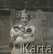 1930-1940, miejsce nieznane, Polska.
Dziewczynka. Trzyma psy.
Fot. NN, kolekcja rodziny Walińskich, zbiory Fundacji Ośrodka KARTA