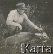 1930-1940, miejsce nieznane, Polska.
Polowanie. Mężczyzna i martwe zwierzę.
Fot. NN, kolekcja rodziny Walińskich, zbiory Fundacji Ośrodka KARTA