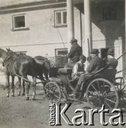 1930-1940, miejsce nieznane, Polska.
Przed polowaniem. Męzczyźni w powozie konnym.
Fot. NN, kolekcja rodziny Walińskich, zbiory Fundacji Ośrodka KARTA