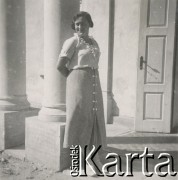 1930-1940, miejsce nieznane, Polska.
Kobieta. Opiera się o kolumnę.
Fot. NN, kolekcja rodziny Walińskich, zbiory Fundacji Ośrodka KARTA