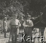 1930-1940, miejsce nieznane, Polska.
Mężczyźńi na polowaniu.
Fot. NN, kolekcja rodziny Walińskich, zbiory Fundacji Ośrodka KARTA