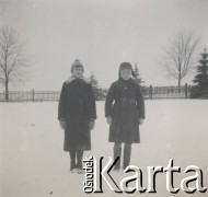 1930-1940, miejsce nieznane, Polska.
Zima. Dzieci w ogrodzie na śniegu.
Fot. NN, kolekcja rodziny Walińskich, zbiory Fundacji Ośrodka KARTA