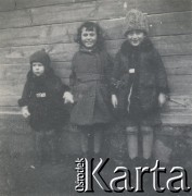 1930-1940, miejsce nieznane, Polska.
Dzieci. Stoją obok drewnianego budynku.
Fot. NN, kolekcja rodziny Walińskich, zbiory Fundacji Ośrodka KARTA