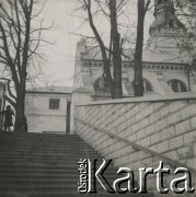 1930-1940, Klobuck, Polska.
Schody prowadzące do kościoła śś. Marcina i Małgorzaty.
Fot. NN, kolekcja rodziny Walińskich, zbiory Fundacji Ośrodka KARTA