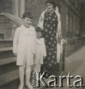 1930-1940, miejsce nieznane, Polska.
Kobieta z dzieźmi. Stoją na schodach.
Fot. NN, kolekcja rodziny Walińskich, zbiory Fundacji Ośrodka KARTA