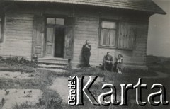 1930-1940, miejsce nieznane, Polska.
Dwóch mężczyzn i kobieta przed domem.
Fot. NN, kolekcja rodziny Walińskich, zbiory Fundacji Ośrodka KARTA