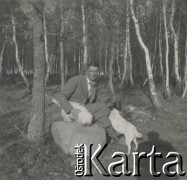 1930-1940, miejsce nieznane, Polska.
Mężczyzna i psy w lesie.
Fot. NN, kolekcja rodziny Walińskich, zbiory Fundacji Ośrodka KARTA