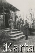 1930-1940, miejsce nieznane, Polska.
Dorośli i dziewczynka przed wejściem do domu.
Fot. NN, kolekcja rodziny Walińskich, zbiory Fundacji Ośrodka KARTA