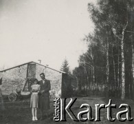 1930-1940, miejsce nieznane, Polska.
Mężczyzna i dziewczynka na wsi.
Fot. NN, kolekcja rodziny Walińskich, zbiory Fundacji Ośrodka KARTA