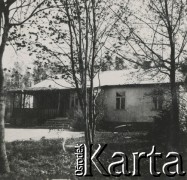1930-1940, miejsce nieznane, Polska.
Dom od strony ogrodu.
Fot. NN, kolekcja rodziny Walińskich, zbiory Fundacji Ośrodka KARTA