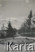 1930-1940, miejsce nieznane, Polska.
Ogród. W oddali droga, pola, drzewa.
Fot. NN, kolekcja rodziny Walińskich, zbiory Fundacji Ośrodka KARTA