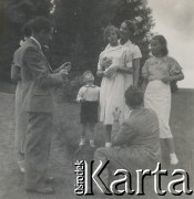 1930-1940, miejsce nieznane, Polska.
Spacer. Na łące obok lasu.
Fot. NN, kolekcja rodziny Walińskich, zbiory Fundacji Ośrodka KARTA