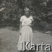 1930-1940, miejsce nieznane, Polska.
Kobieta na łące. W tle drzewa.
Fot. NN, kolekcja rodziny Walińskich, zbiory Fundacji Ośrodka KARTA
