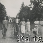 1930-1940, miejsce nieznane, Polska.
Spacer. W oddali widać dwór.
Fot. NN, kolekcja rodziny Walińskich, zbiory Fundacji Ośrodka KARTA