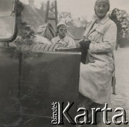1930-1940, miejsce nieznane, Polska.
Podróż. kobieta opiera się o samochód. W środku siedzi jedna osoba.
Fot. NN, kolekcja rodziny Walińskich, zbiory Fundacji Ośrodka KARTA