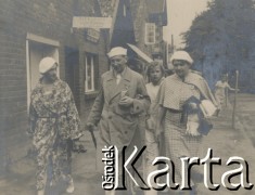 1930-1940, miejsce nieznane, Polska.
Spacer po mieście. Widoczny szyld Cukierni Hallmann.
Fot. NN, kolekcja rodziny Walińskich, zbiory Fundacji Ośrodka KARTA