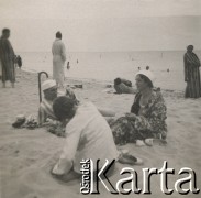 1930-1940, miejsce nieznane, Polska.
Czas wolny na plaży.
Fot. NN, kolekcja rodziny Walińskich, zbiory Fundacji Ośrodka KARTA