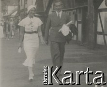 1930-1940, miejsce nieznane, Polska.
Spacer po mieście.
Fot. NN, kolekcja rodziny Walińskich, zbiory Fundacji Ośrodka KARTA