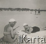 1930-1940, miejsce nieznane, Polska.
Kobiety na plaży.
Fot. NN, kolekcja rodziny Walińskich, zbiory Fundacji Ośrodka KARTA