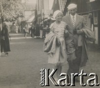 1930-1940, miejsce nieznane, Polska.
Spacer po mieście.
Fot. NN, kolekcja rodziny Walińskich, zbiory Fundacji Ośrodka KARTA