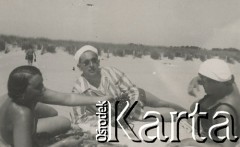 1930-1940, miejsce nieznane, Polska.
Czas wolny na plaży.
Fot. NN, kolekcja rodziny Walińskich, zbiory Fundacji Ośrodka KARTA