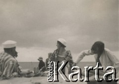 1930-1940, miejsce nieznane, Polska.
Czas wolny na plaży.
Fot. NN, kolekcja rodziny Walińskich, zbiory Fundacji Ośrodka KARTA
