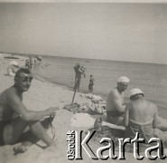 1930-1940, miejsce nieznane, Polska.
Ludzie na plaży.
Fot. NN, kolekcja rodziny Walińskich, zbiory Fundacji Ośrodka KARTA