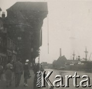 1930-1940, miejsce nieznane.
Spacer po porcie.
Fot. NN, kolekcja rodziny Walińskich, zbiory Fundacji Ośrodka KARTA