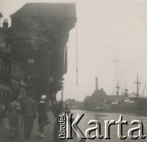1930-1940, miejsce nieznane.
Spacer po porcie.
Fot. NN, kolekcja rodziny Walińskich, zbiory Fundacji Ośrodka KARTA