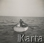 1930-1940, miejsce nieznane.
Mężczyzna w łodzi.
Fot. NN, kolekcja rodziny Walińskich, zbiory Fundacji Ośrodka KARTA