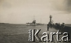 1930-1940, miejsce nieznane.
Port. Statek na morzu.
Fot. NN, kolekcja rodziny Walińskich, zbiory Fundacji Ośrodka KARTA
