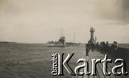 1930-1940, miejsce nieznane.
Port. Statek na morzu.
Fot. NN, kolekcja rodziny Walińskich, zbiory Fundacji Ośrodka KARTA