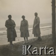 1930-1940, miejsce nieznane.
Kobiety nad morzem.
Fot. NN, kolekcja rodziny Walińskich, zbiory Fundacji Ośrodka KARTA