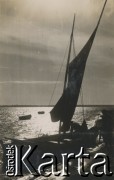 1930-1940, miejsce nieznane, Polska.
Żaglówka przy brzegu morza.
Fot. NN, kolekcja rodziny Walińskich, zbiory Fundacji Ośrodka KARTA