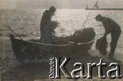 1930-1940, miejsce nieznane, Polska.
Rybacy przy łodzi.
Fot. NN, kolekcja rodziny Walińskich, zbiory Fundacji Ośrodka KARTA