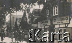 1930-1940, Hel, Polska.
Ulica w mieście. Ludzie spacerują.
Fot. NN, kolekcja rodziny Walińskich, zbiory Fundacji Ośrodka KARTA