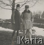 1930-1940, miejsce nieznane, Polska.
Zima. Mężczyźni na spacerze. N/z Czesław Waliński (1L).
Fot. NN, kolekcja rodziny Walińskich, zbiory Fundacji Ośrodka KARTA