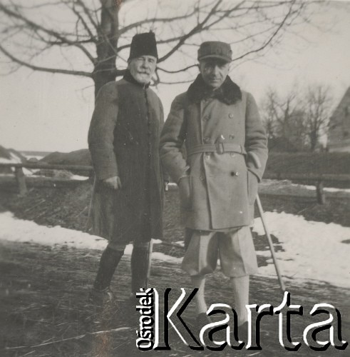 1930-1940, miejsce nieznane, Polska.
Zima. Mężczyźni na spacerze. N/z Czesław Waliński (1L).
Fot. NN, kolekcja rodziny Walińskich, zbiory Fundacji Ośrodka KARTA