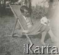 1930-1940, miejsce nieznane, Polska.
Mężczyzna. Siedzi na leżaku, na kolanach trzyma psa.
Fot. NN, kolekcja rodziny Walińskich, zbiory Fundacji Ośrodka KARTA