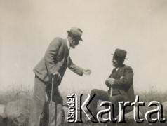 1930-1940, miejsce nieznane, Polska.
Męzczyźni podczas rozmowy. N/z Czesław Waliński (1L).
Fot. NN, kolekcja rodziny Walińskich, zbiory Fundacji Ośrodka KARTA