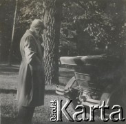 1930-1940, miejsce nieznane, Polska.
Mężczyzna patrzy na samochód.
Fot. NN, kolekcja rodziny Walińskich, zbiory Fundacji Ośrodka KARTA