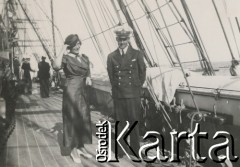 1930-1940, miejsce nieznane.
Kobieta i mężczyzna na pokładzie statku.
Fot. NN, kolekcja rodziny Walińskich, zbiory Fundacji Ośrodka KARTA