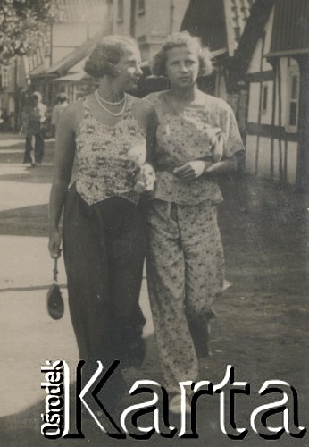 1930-1940, Hel, Polska.
Kobiety na spacerze.
Fot. NN, kolekcja rodziny Walińskich, zbiory Fundacji Ośrodka KARTA