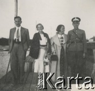 1930-1940, Hel, Polska.
Zdjęcie grupowe w porcie.
Fot. NN, kolekcja rodziny Walińskich, zbiory Fundacji Ośrodka KARTA