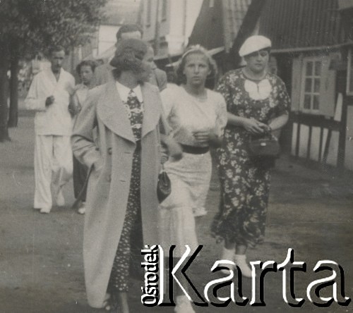 1930-1940, Hel, Polska.
Spacer ulicą miasta.
Fot. NN, kolekcja rodziny Walińskich, zbiory Fundacji Ośrodka KARTA