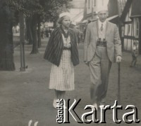 1930-1940, Hel, Polska.
Spacer ulicą miasta.
Fot. NN, kolekcja rodziny Walińskich, zbiory Fundacji Ośrodka KARTA